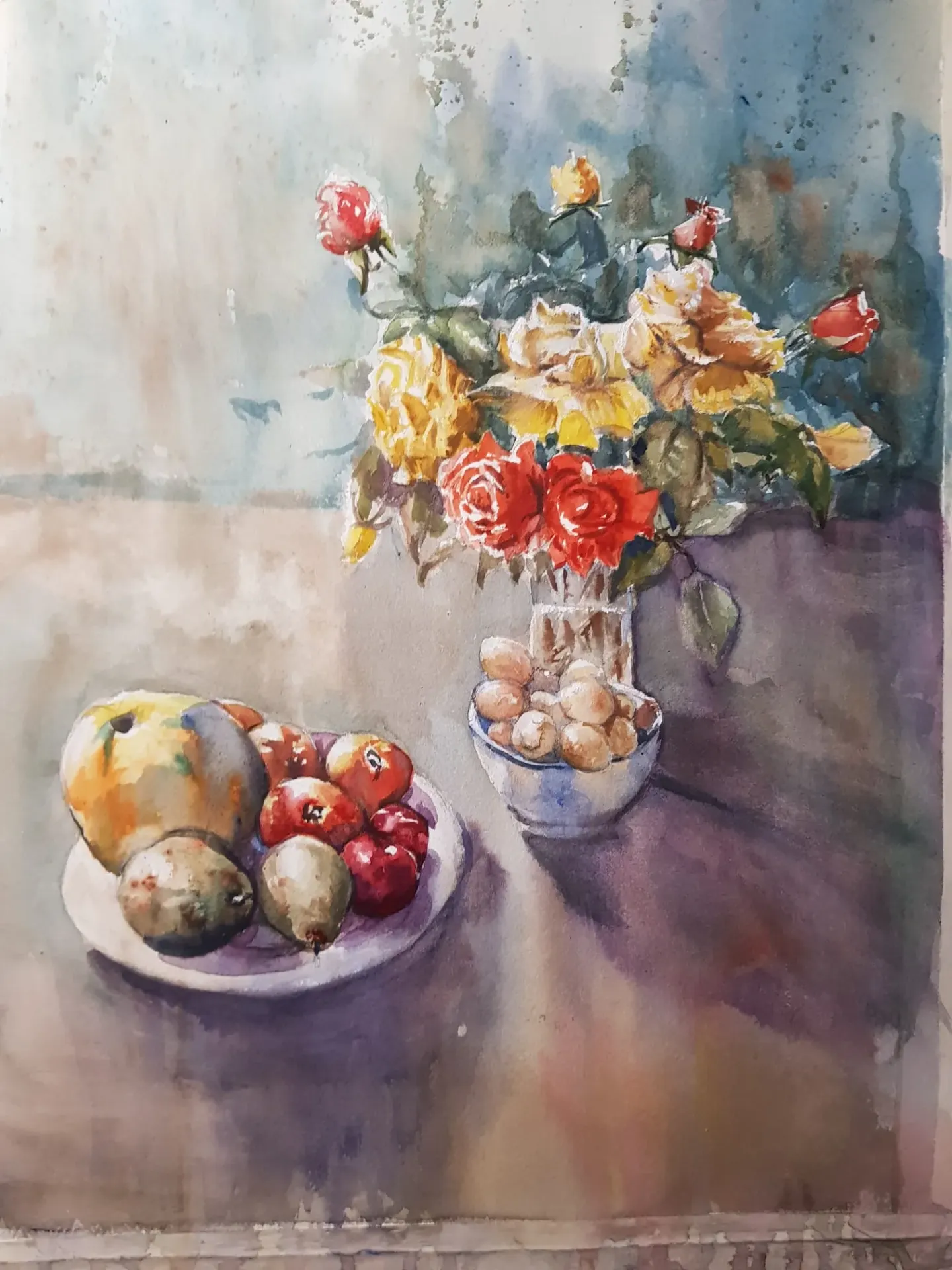 Explorando la belleza efímera en composiciones de flores y frutas